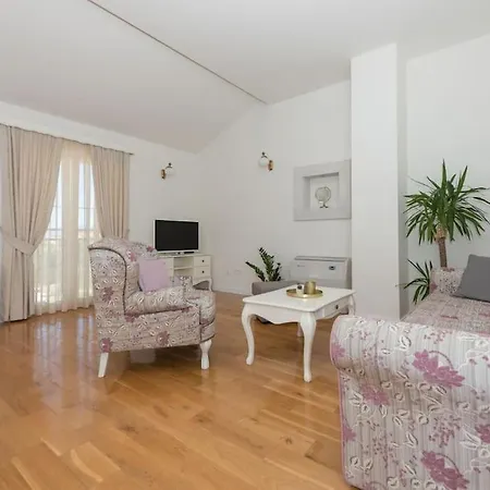 Tomo - Exklusiv Makarska